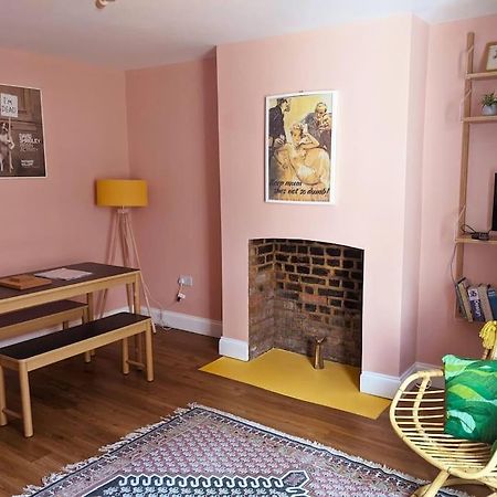 Stylish And Colourful Flat Minutes From The Beach 마게이트 외부 사진