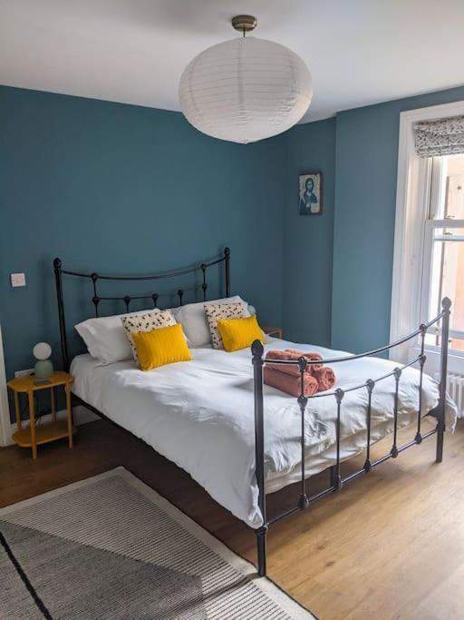 Stylish And Colourful Flat Minutes From The Beach 마게이트 외부 사진