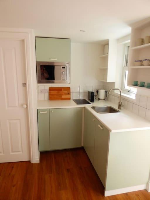 Stylish And Colourful Flat Minutes From The Beach 마게이트 외부 사진
