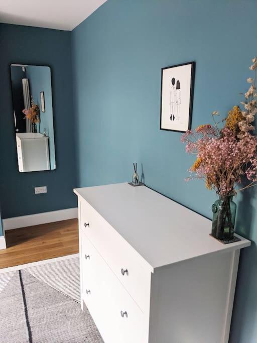 Stylish And Colourful Flat Minutes From The Beach 마게이트 외부 사진