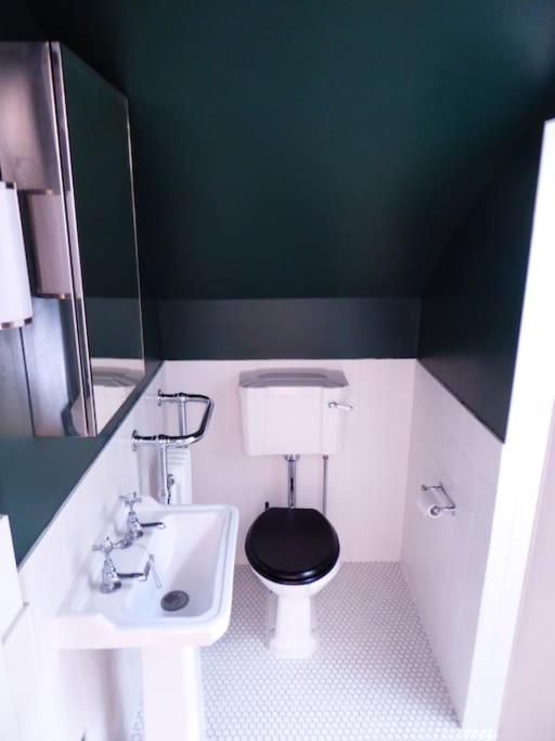 Stylish And Colourful Flat Minutes From The Beach 마게이트 외부 사진