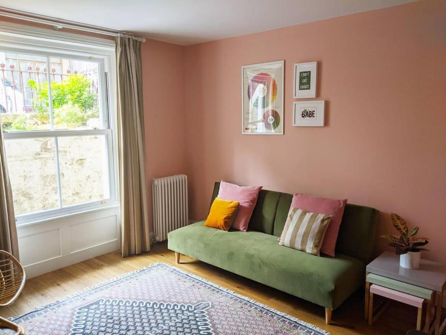 Stylish And Colourful Flat Minutes From The Beach 마게이트 외부 사진