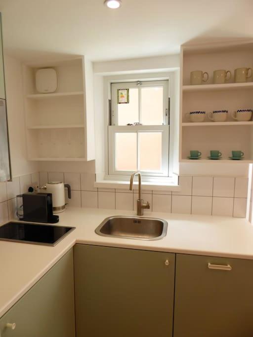 Stylish And Colourful Flat Minutes From The Beach 마게이트 외부 사진